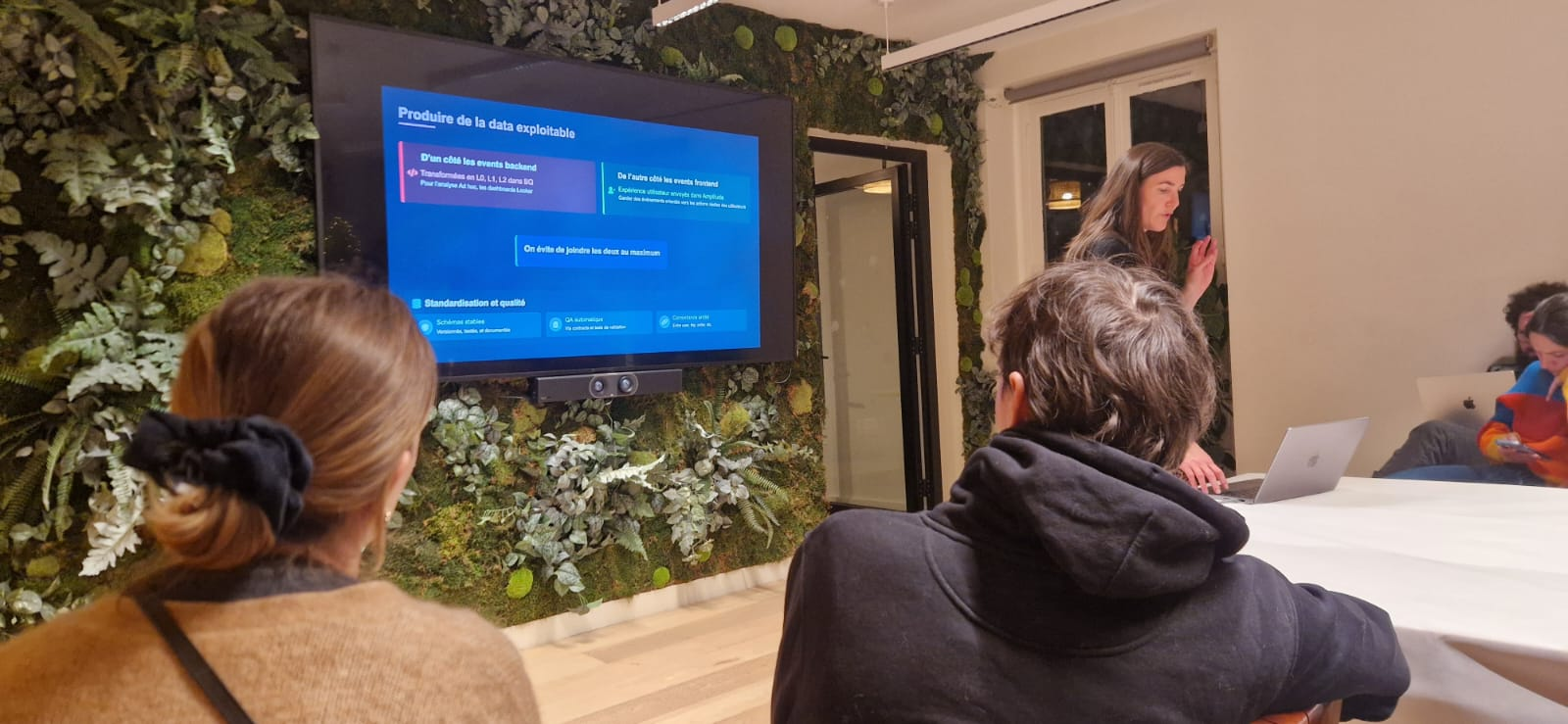 Workshop : une intervenante présente devant un écran